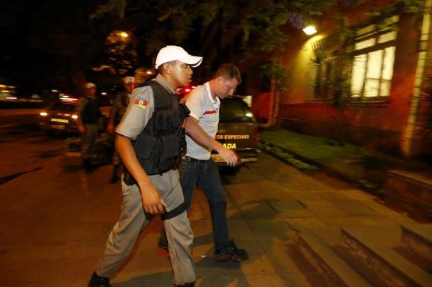 Polícia investiga participação de refém em assalto a joalheria no centro de Porto Alegre Félix Zucco/Agência RBS Polícia investiga participação de refém em assalto a joalheria no centro de Porto Alegre Félix Zucco/Agência RBS