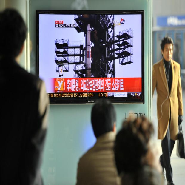 Coreia do Norte lança foguete de longo alcance com sucesso  Jung Yeon-Je/AFP