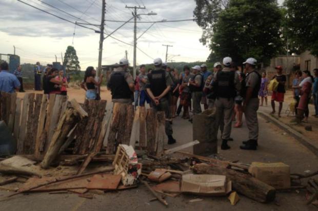 Moradores protestam e pedem troca de poste na zona sul da Capital Renata Colombo/Rádio Gaúcha Moradores protestam e pedem troca de poste na zona sul da Capital Renata Colombo/Rádio Gaúcha
