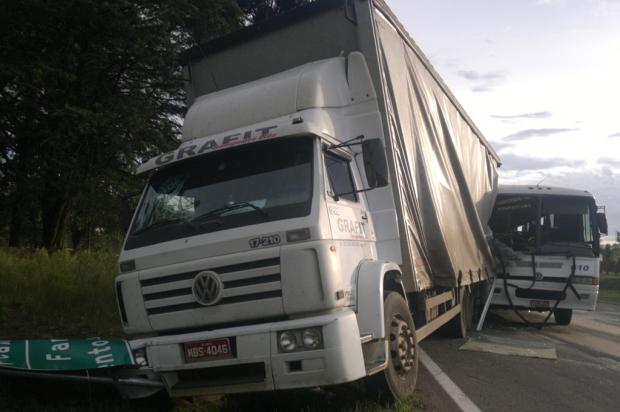 Acidente entre caminhão e ônibus deixa pelo menos 15 feridos na RS-122 em Caxias do Sul André Fiedler/ Pioneiro/