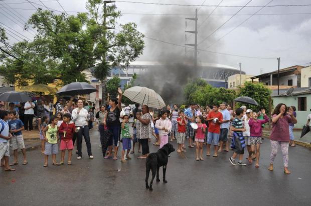 Sem luz há dois dias, moradores fazem protesto no Humaitá Lívia Stumpf/Diario Gaucho