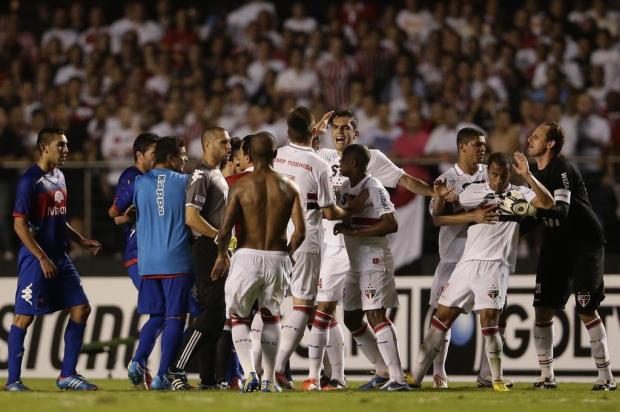 Conmebol promete investigação e sanções por confusão na final da Sul-Americana Felipe Dana/AP