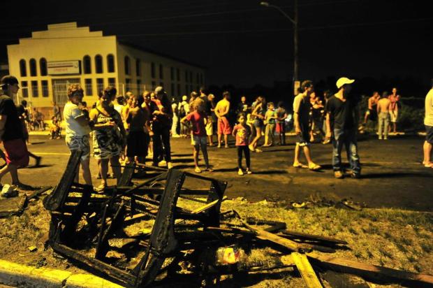 Moradores bloqueiam vias da Capital e de Viamão em protesto contra a falta de luz e água Tadeu Vilani/Agencia RBS