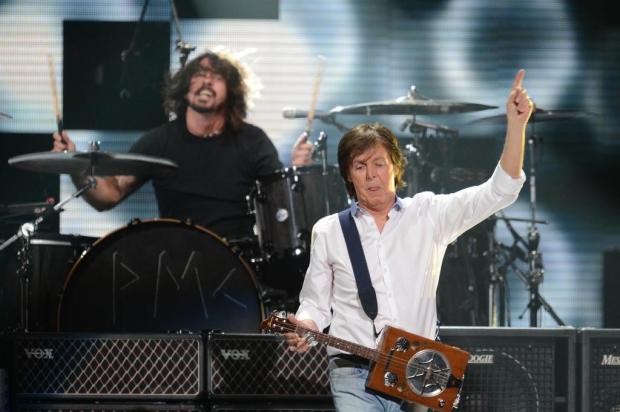 Paul McCartney vira vocalista do Nirvana para as vítimas do furacão Sandy em show histórico em NY  DON EMMERT/AFP