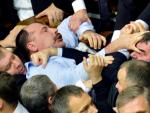 Deputados ucranianos brigam durante sessão do Parlamento