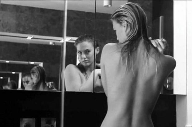 Bar Refaeli fica nua em comercial de underwear reprodução/Under.Me Bar Refaeli fica nua em comercial de underwear reprodução/Under.Me