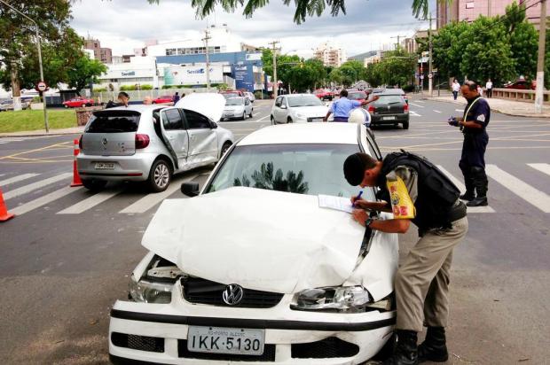 Carro capota em acidente que deixa dois feridos em Porto Alegre Andréa Graiz/Agencia RBS