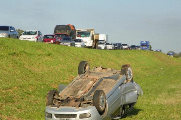 Carro capota no canteiro central da BR-290 na chegada a Porto Alegre Mauro Saraiva Jr./Rádio Gaúcha
