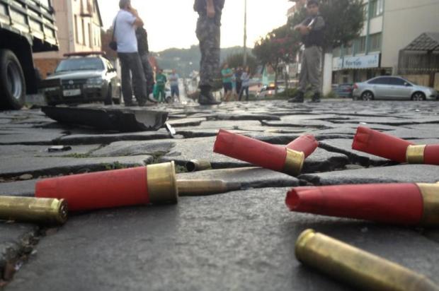 Criminosos explodem banco em Antônio Prado e trocam tiros com a polícia Guilherme Pulita/Agencia RBS Criminosos explodem banco em Antônio Prado e trocam tiros com a polícia Guilherme Pulita/Agencia RBS