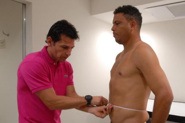 Ronaldo se pesa no quadro "Medida Certa" deste domingo Zé Paulo Cardeal/TV Globo/Divulgação