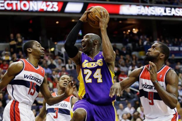 Comandado por Kobe, Lakers bate Wizards, de Nenê Rob Carr/AFP Comandado por Kobe, Lakers bate Wizards, de Nenê Rob Carr/AFP