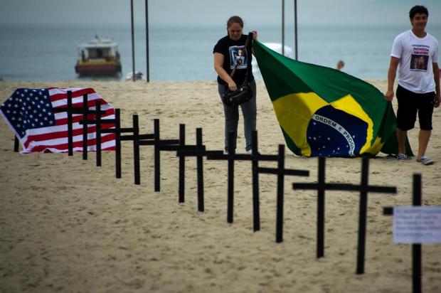 ONG carioca faz homenagem a vítimas de massacre nos EUA  CHRISTOPHE SIMON/AFP