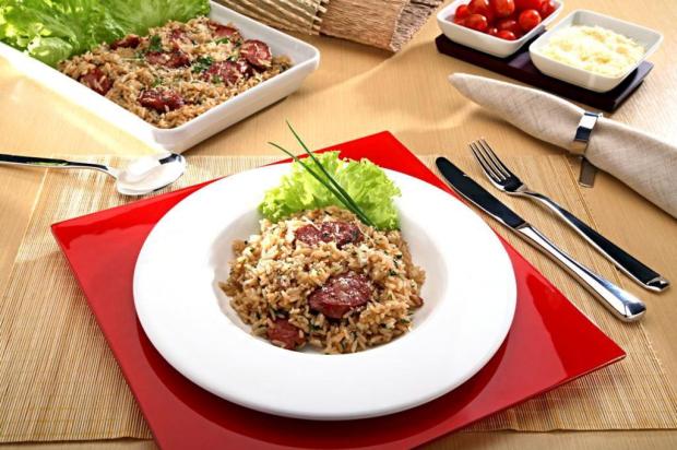 Arroz recebe o intenso sabor da calabresa Urbano/Divulgação