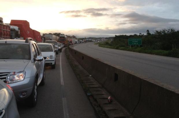 Fila de oito quilômetros durou 12 horas na BR-101 Sul, em SC, neste sábado Rafaela Neves/Arquivo Pessoal Fila de oito quilômetros durou 12 horas na BR-101 Sul, em SC, neste sábado Rafaela Neves/Arquivo Pessoal