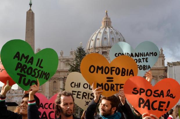 Defensores do casamento gay se manifestam durante homilia do Papa Vincenzo Pinto/AFP