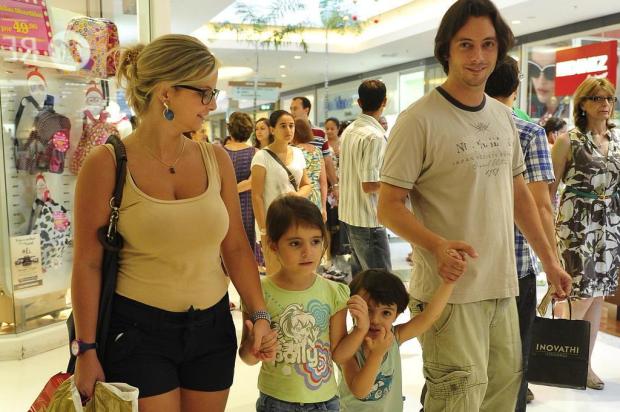 Shoppings em Porto Alegre ficam lotados com compras de Natal Diego Vara/Agencia RBS Shoppings em Porto Alegre ficam lotados com compras de Natal Diego Vara/Agencia RBS