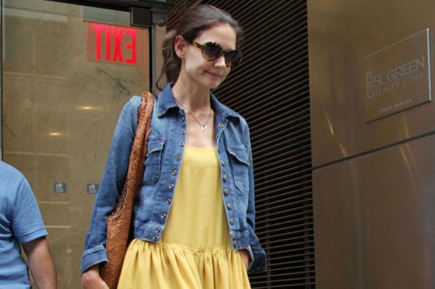 Katie Holmes gasta quase R$ 200 mil em presentes de Natal para Suri Cruise, diz site Mehdi Taamallah/AFP/