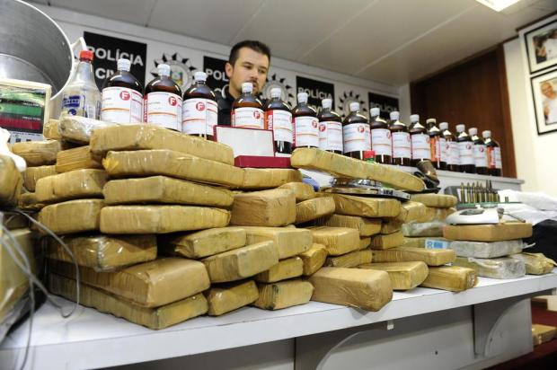 Polícia fecha laboratório que fabricava 100 mil pedras de crack em Porto Alegre Ronaldo Bernardi/Agencia RBS Polícia fecha laboratório que fabricava 100 mil pedras de crack em Porto Alegre Ronaldo Bernardi/Agencia RBS