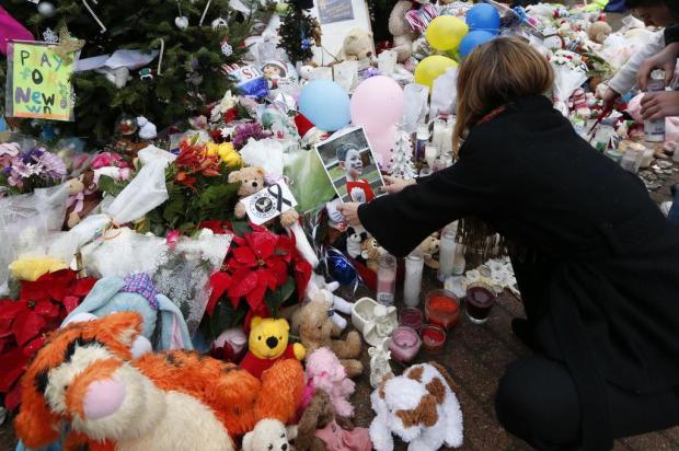 Cidade prepara funerais e discute volta às aulas após massacre em escola nos EUA Julio Cortez/AP