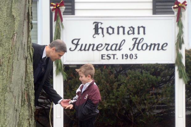 Newtown enterra suas vítimas enquanto Obama promete debate sobre armas  Emmanuel DUNAND/AFP