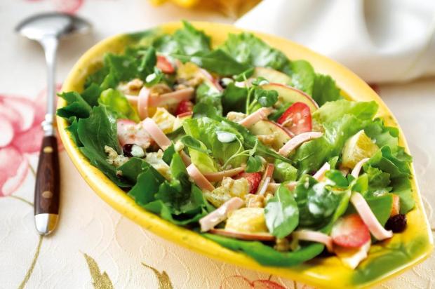 Salada leva sabor do iogurte Batavo/Divulgação