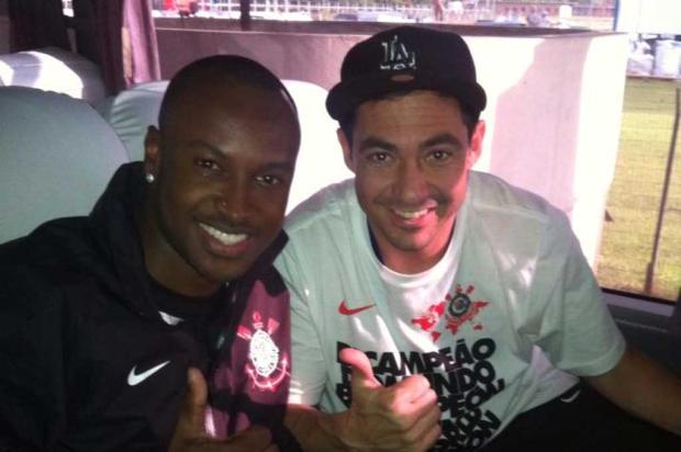 Com presença de Thiaguinho, Corinthians faz festa em trio elétrico pelas ruas de SP Reprodução/Twitter/