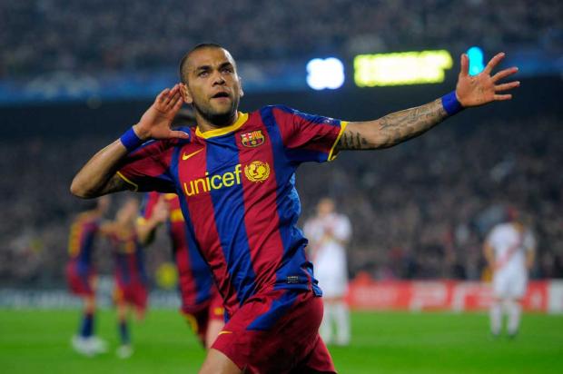 Lateral Daniel Alves pode deixar o Barcelona a caminho do Arsenal Manu Fernandez/AP/ Lateral Daniel Alves pode deixar o Barcelona a caminho do Arsenal Manu Fernandez/AP/