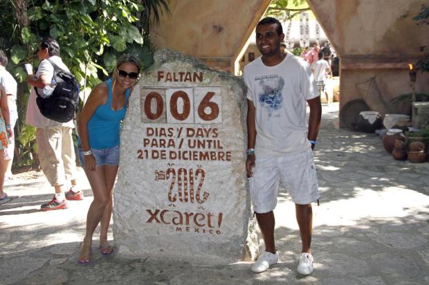 À espera do "fim do mundo", turistas lotam região onde os maias viveram Israel leal,AP/AP À espera do "fim do mundo", turistas lotam região onde os maias viveram Israel leal,AP/AP
