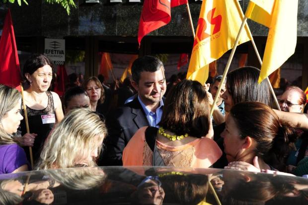 Cpers protesta em frente à residência de Edegar Pretto Ronaldo Bernardi/Agencia RBS Cpers protesta em frente à residência de Edegar Pretto Ronaldo Bernardi/Agencia RBS