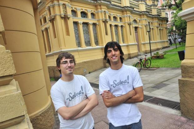 Estudantes da UFRGS mantêm site que ajuda universitários e vestibulandos em ciências exatas Emílio Pedroso/Agencia RBS Estudantes da UFRGS mantêm site que ajuda universitários e vestibulandos em ciências exatas Emílio Pedroso/Agencia RBS