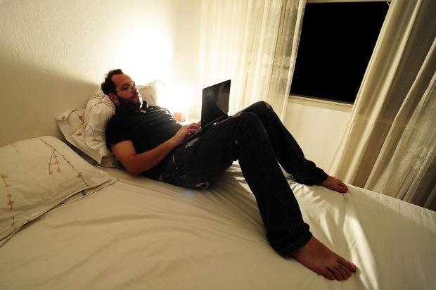 Uso do notebook na cama causa dores em várias partes do corpo Ricardo Duarte/Agencia RBS