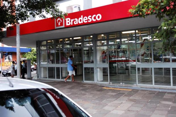 Vestidos de metalúrgicos, homens assaltam banco em Sapiranga Miro de Souza/Agencia RBS Vestidos de metalúrgicos, homens assaltam banco em Sapiranga Miro de Souza/Agencia RBS