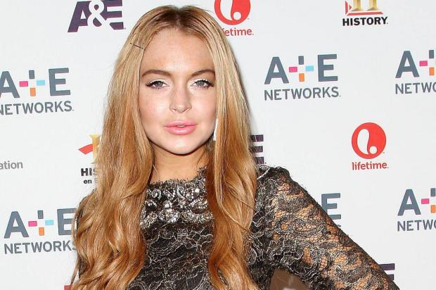 Lindsay Lohan paga parte das dívidas com dinheiro doado por Charlie Sheen Kristina Bumphrey/AP Lindsay Lohan paga parte das dívidas com dinheiro doado por Charlie Sheen Kristina Bumphrey/AP