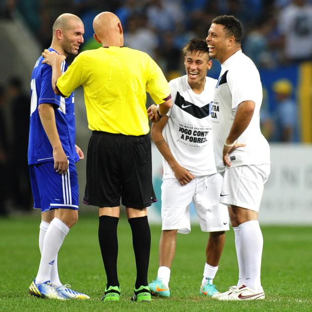 Em clima festivo, time de Ronaldo supera os amigos de Zidane por 3 a 2 na Arena Diego Vara/Agencia RBS