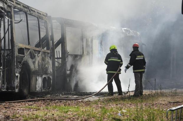 Incêndio atinge sete ônibus no pátio da Carris, em Porto Alegre Ronaldo Bernardi/Agencia RBS