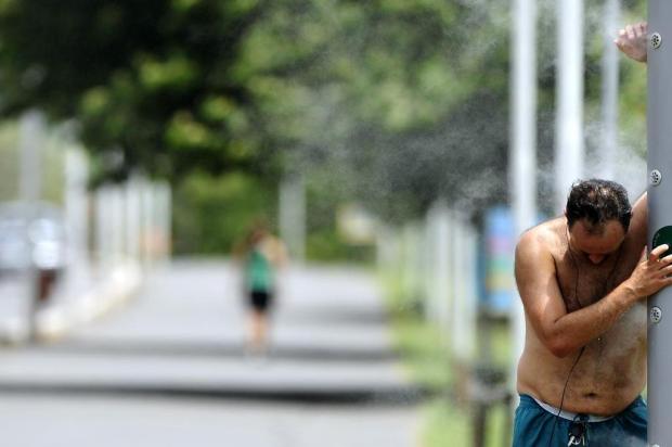 Temperatura superior a 37ºC escalda Porto Alegre antes de chegada de frente fria Bruno Alencastro/Agencia RBS Temperatura superior a 37ºC escalda Porto Alegre antes de chegada de frente fria Bruno Alencastro/Agencia RBS