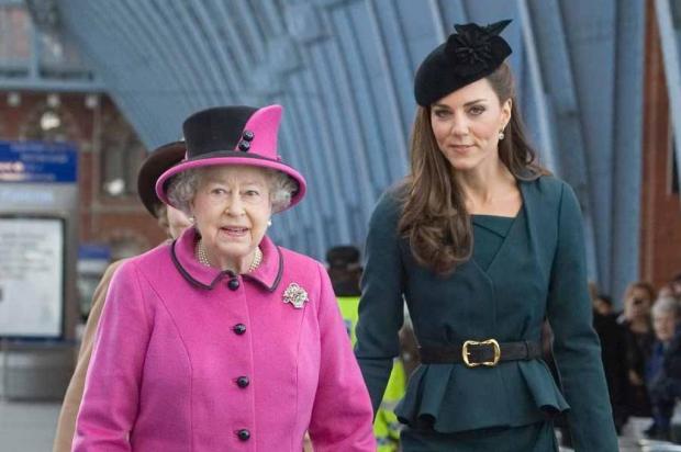 Rainha Elizabeth II convida família de Kate Middleton para as festas de Natal Gavin Fogg/AFP