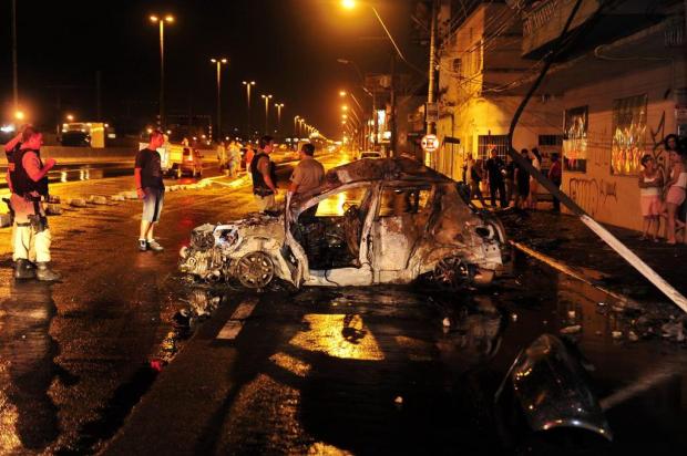 Carro bate em poste e pega fogo em avenida de Canoas Carlos Macedo/Especial Carro bate em poste e pega fogo em avenida de Canoas Carlos Macedo/Especial