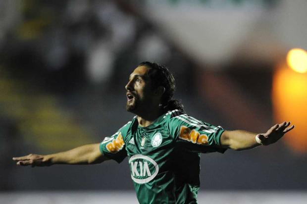 Agente diz que Barcos não joga a Série B pelo Palmeiras AFP PHOTO/Nelson ALMEIDA/