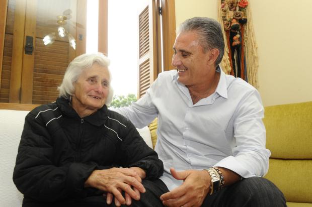 Técnico Tite recebe o carinho da mãe Dona Ivone e comemora o título mundial em Caxias do Sul Jonas Ramos, especial / Técnico Tite recebe o carinho da mãe Dona Ivone e comemora o título mundial em Caxias do Sul Jonas Ramos, especial /