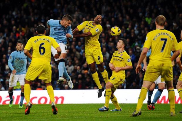 Manchester City vence no último suspiro da Premier League ADRIAN DENNIS/AFP Manchester City vence no último suspiro da Premier League ADRIAN DENNIS/AFP