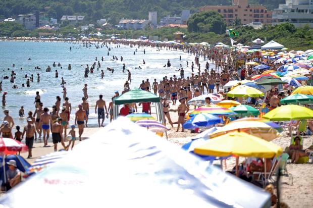 Primeiro domingo de verão é de praias lotadas em Florianópolis Guto Kuerten/Agencia RBS