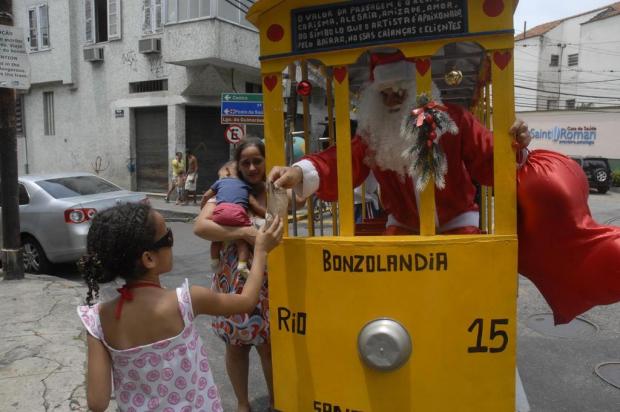 Papai Noel passeia em réplica do bondinho de Santa Teresa, no Rio Tânia Rêgo/Agência Brasil Papai Noel passeia em réplica do bondinho de Santa Teresa, no Rio Tânia Rêgo/Agência Brasil