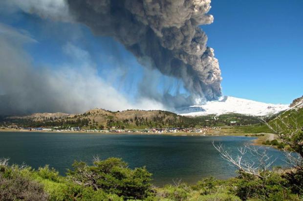 Argentina mantém alerta, apesar de baixa erupção do vulcão Copahue   Antonio Huglich/AFP
