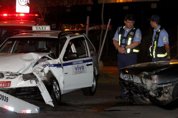 FOTO: motorista colide em táxi em Porto Alegre Andrea Francis/Agencia RBS