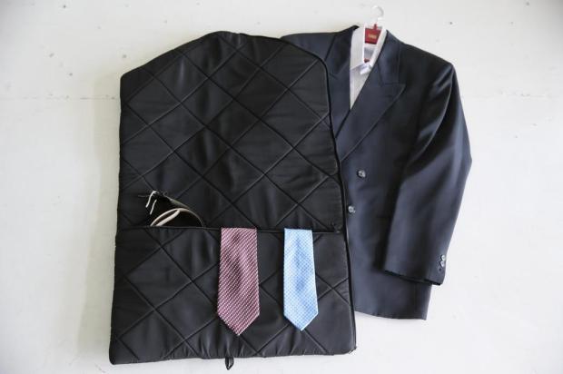 Porta-terno e porta-vestido mantêm roupas de festa impecáveis mesmo durante deslocamento Jefferson Botega/Agencia RBS Porta-terno e porta-vestido mantêm roupas de festa impecáveis mesmo durante deslocamento Jefferson Botega/Agencia RBS