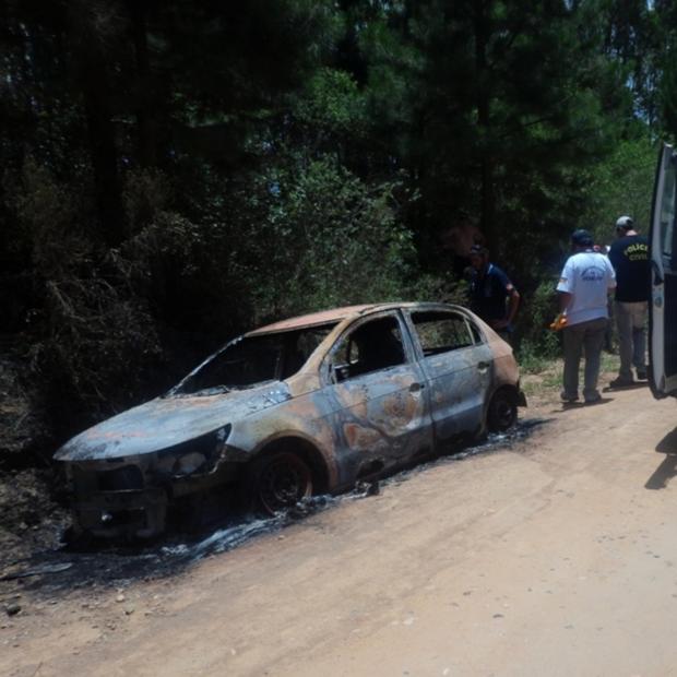Corpos carbonizados são encontrados em carro em Canguçu Diego Vilela/Canguçu Online/Divulgação Corpos carbonizados são encontrados em carro em Canguçu Diego Vilela/Canguçu Online/Divulgação