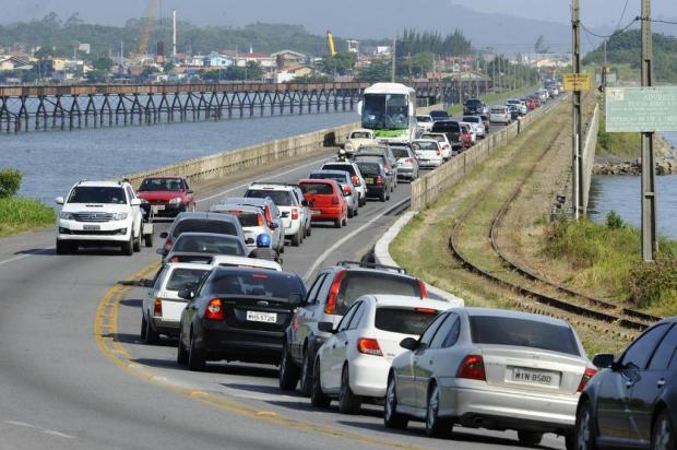 Rodovias estaduais e federais de Santa Catarina registram trânsito intenso no final da tarde desta terça-feira Daniel Conzi/Agencia RBS
