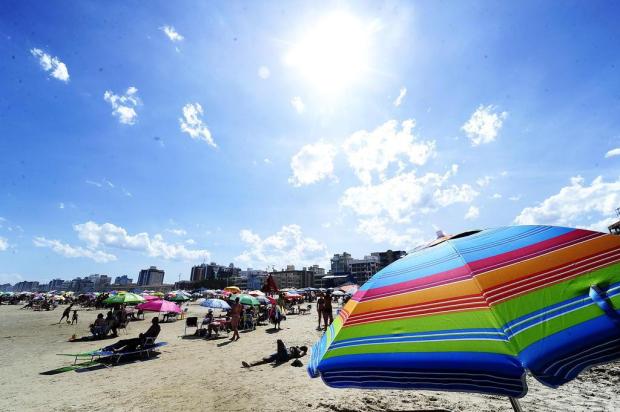 Dia de calor intenso lota areias de Capão da Canoa  Ricardo Duarte/Agencia RBS