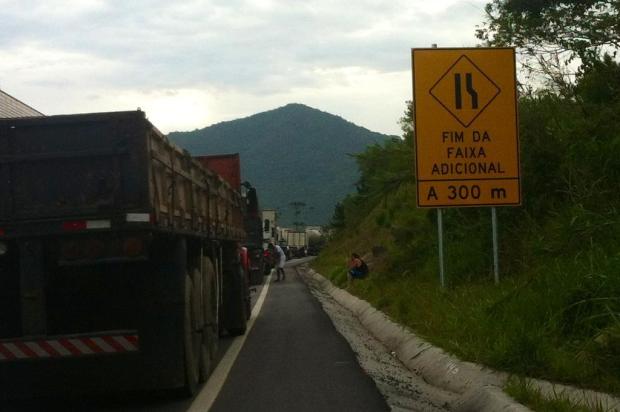 Caminhão tomba e deixa trânsito parcialmente interrompido no Morro dos Cavalos, em Palhoça Guto Kuerten/Agencia RBS Caminhão tomba e deixa trânsito parcialmente interrompido no Morro dos Cavalos, em Palhoça Guto Kuerten/Agencia RBS